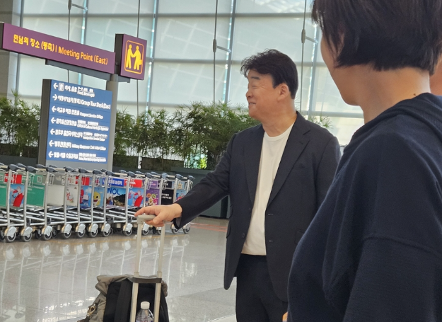 해외서 소스 홍보하기 위해 출국길에 오른 백종원 대표. 연합뉴스 독자 제공