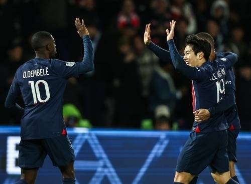 파리 생제르맹의 이강인이 2023년 11월 프랑스 파리의 파르크 데 프랭스에서 열린 2023~24 프랑스 리그1 11라운드 몽펠리에와의 홈 경기에서 선제골을 넣고 우스만 뎀벨레에게 축하받고 있다. 파리 EPA 연합뉴스