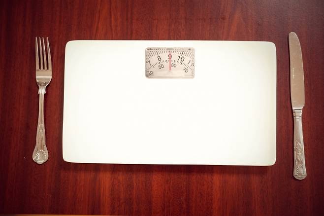 덴마크 오르후스대 연구진이 성인 8만 5000여 명을 대상으로 한 대규모 추적 조사에서 저체중인 사람들의 조기 사망 위험이 정상 체중 상한선 그룹보다 3배 가까이 높다는 결과가 나왔다. 아이클릭아트