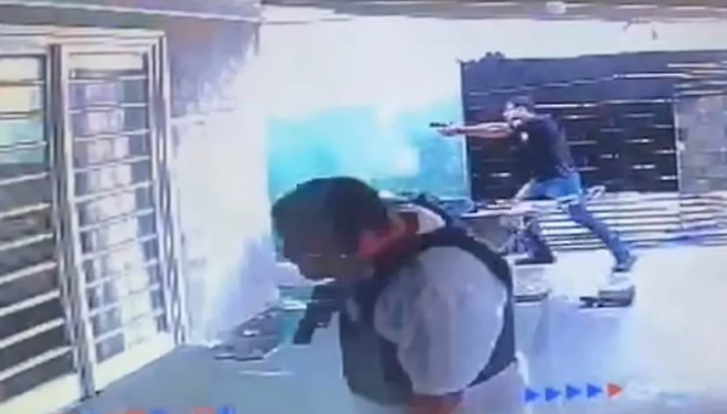 피해 여성이 피의자에 의해 감금됐던 주택을 급습한 현지 경찰.