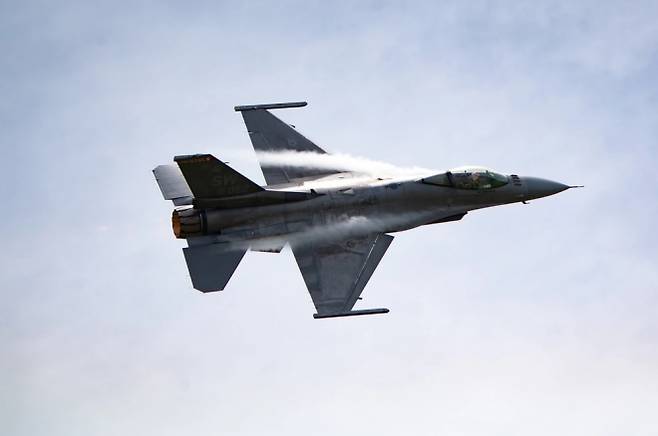 미 공군 F-16 바이퍼 전투기가 2025년 7월 콜롬비아 리오네그로 상공에서 시범 기동을 펼치고 있다. 미 공군 제공