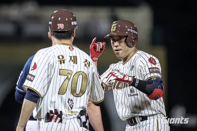 롯데 자이언츠 전준우가 23일 울산 문수야구장에서 열린 2025 KBO리그 정규시즌 NC 다이노스와의 홈 경기에서 안타를 치고 있다. 롯데 자이언츠 제공