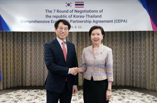 노건기 산업통상자원부 통상교섭실장(수석대표)이 22일 서울 소공동 롯데호텔에서 초티마 이음사와스디쿨 태국 상무부 무역협상국장(수석대표)과 ‘한-태국 포괄적경제동반자협정(CEPA) 제7차 공식협상’에 참석해 악수하고 있다. 사진 제공=산업부