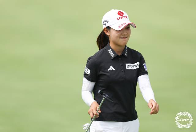 퍼팅을 마치고 이동하고 있는 황유민. 사진 제공=KLPGA