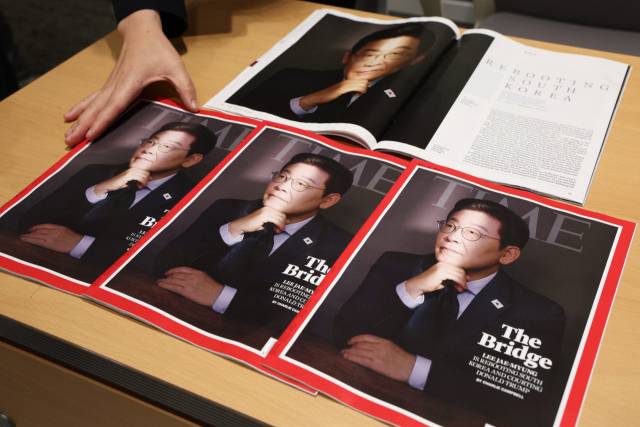 대통령실은 이재명 대통령이 취임 100일을 맞아 지난 3일 미국 타임(TIME) 매거진 아시아지역 상임편집장 찰리 캠벨과 특집 기사 인터뷰를 진행했다고 18일 밝혔다. “한국을 리부트(재가동)하는 이재명 대통령의 계획” 제목의 첫 번째 특집 기사는 이재명 대통령의 대통령실 입성의 순간부터, 양극화된 정치 환경에서 가교 역할을 하겠다는 대통령의 의지와 함께 한국을 재가동시키려는 계획 등을 소개한다. 사진은 서울 용산 대통령실 청사에서 공개된 타임지. 뉴스1