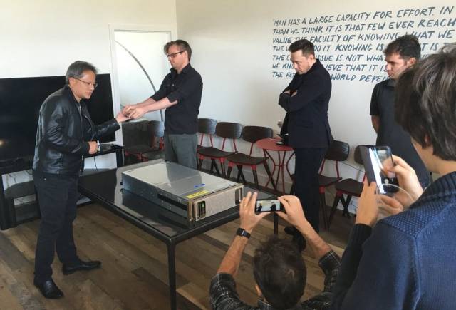 2016년 오픈AI 설립 당시 DGX-1을 들고 오픈AI 본사에 찾은 젠슨 황(왼쪽) 엔비디아 CEO와 이를 지켜보는 일론 머스크(〃 세 번째) 테슬라 CEO. 사진=머스크 엑스