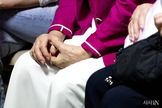 9월10일 최말자씨가 재심 선고공판에 출석하기 전 대기하고 있다. ⓒ시사IN 박미소