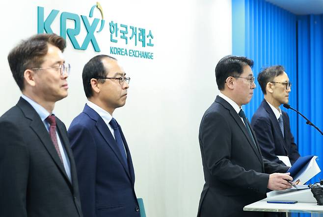 이승우 주가조작 근절 합동대응단장이 23일 서울 영등포구 한국거래소 서울사무소에서 '불공정거래 행위 관련 사건 1호' 브리핑을 하고 있다. ⓒ연합뉴스