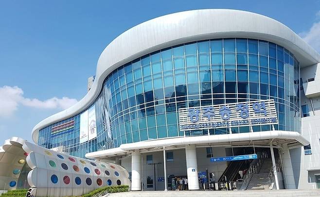 국가철도공단은 이달 초 6번째 입찰 끝에 사업자를 선정하고 올해 송정역 확장공사를 착수할 예정이다. 광주 송정역 ⓒ코레일 광주본부