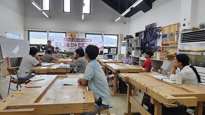 남해군 목공체험스튜디오에서 진행되는 '목수 기술 전수 프로그램' ⓒ남해군
