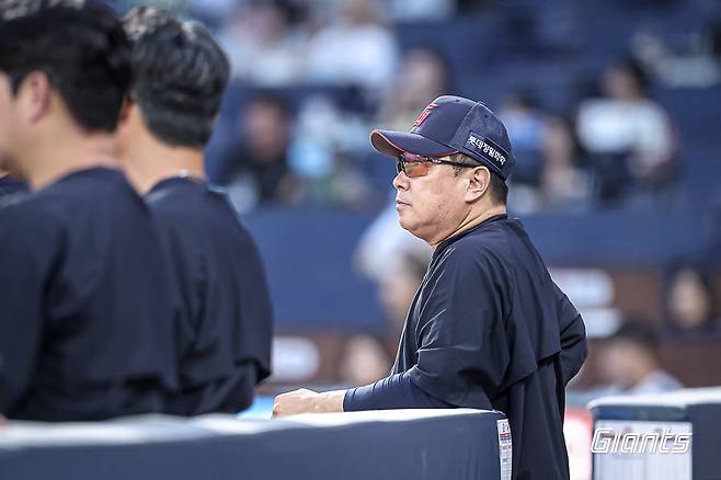 롯데가 정규시즌 막판 이동 변수와 맞닥뜨렸다. 김태형 롯데 감독이 19일 창원NC파크에서 열린 NC전 도중 그라운드를 바라보고 있다. 사진제공｜롯데 자이언츠