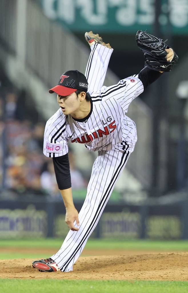 LG 김영우는 프로 첫 시즌부터 위력적인 투구를 이어가며 순수 신인 중에서 가장 뛰어난 기량을 보여주고 있다.｜뉴시스