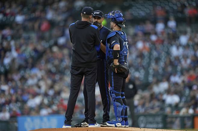 코치와 대화하는 디트로이트 찰리 모튼.   AP연합뉴스