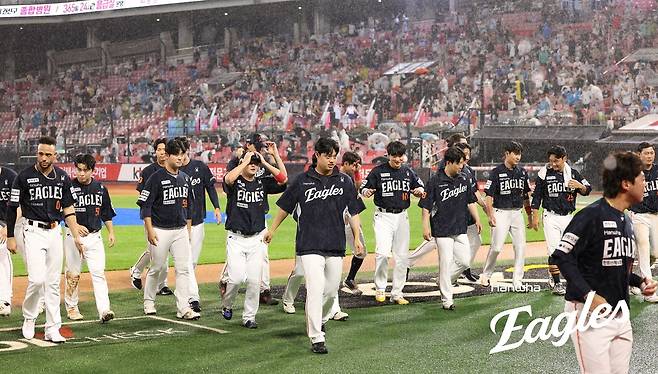 승리 뒤 인사하는 한화 선수들. 한화 이글스 제공