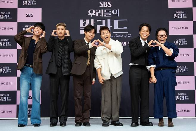 (왼쪽부터) 대니구, 크러쉬, 정승환, 전현무, 차태현, 정재형이 23일 서울 양천구 SBS 사옥에서 진행된 SBS 예능 ‘우리들의 발라드’ 제작발표회에서 포즈를 취하고 있다. SBS 제공