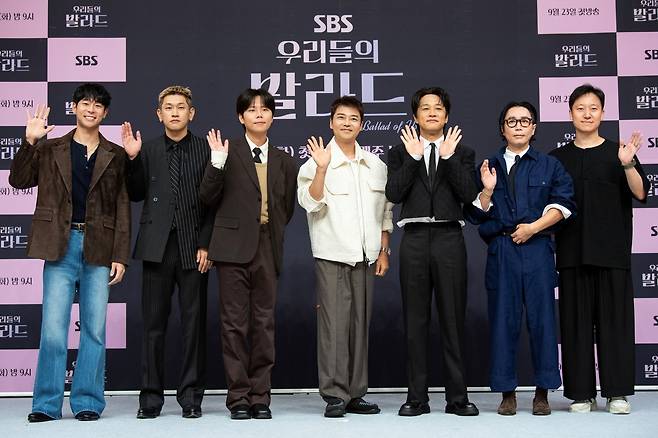 (왼쪽부터) 대니구, 크러쉬, 정승환, 전현무, 차태현, 정재형, 정익승 PD가 23일 서울 양천구 SBS 사옥에서 진행된 SBS 예능 ‘우리들의 발라드’ 제작발표회에서 포즈를 취하고 있다. SBS 제공