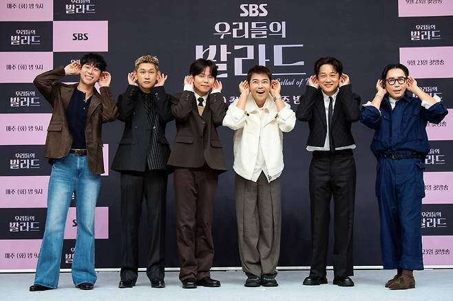(왼쪽부터) 대니구, 크러쉬, 정승환, 전현무, 차태현, 정재형이 23일 서울 양천구 SBS 사옥에서 진행된 SBS 예능 ‘우리들의 발라드’ 제작발표회에서 포즈를 취하고 있다. SBS 제공