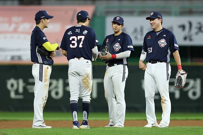22일 인천 SSG전에 출전한 (왼쪽부터) 두산 안재석, 박지훈, 강승호, 양석환이 대화하고 있다. 두산베어스 제공