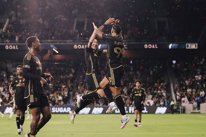 로스앤젤레스(LA)FC 손흥민(왼쪽)이 지난 22일 미국 캘리포니아주 LA BMO 스타디움에서 열린 레알 솔트레이크와의 2025 미국 프로축구 메이저리그사커(MLS) 정규리그 홈경기에서 합작골을 터뜨린 드니 부앙가와 골 세리머니를 하고 있다. /사진=LAFC SNS 캡처