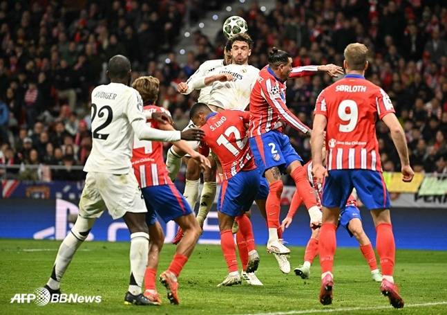 레알 마드리드(흰색 유니폼)와 아틀레티코 마드리드의 경기 모습. /AFPBBNews=뉴스1