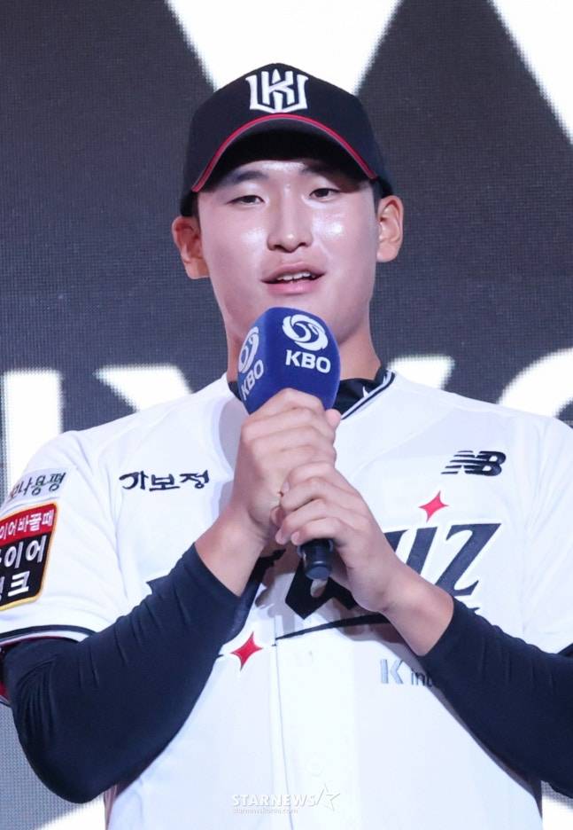 '2026 KBO 신인 드래프트'가 17일 서울 송파구 롯데호텔 월드 크리스탈볼룸에서 열렸다. 박지훈(전주고)이 전체 6순위로 KT위즈에 지명된 후 소감을 밝히고 있다. /사진=김진경 대기자