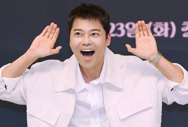 방송인 전현무가 23일 오전 서울 양천구 목동 SBS에서 진행된 SBS 예능 '우리들의 발라드' 제작발표회에 참석해 포즈를 취하고 있다.  음악 전문가부터 일반 남녀노소까지 150명의 '탑백귀 대표단'이 대중픽 감별사로 나서 새로운 목소리를 찾는 집단 지성 음악 서바이벌 오디션 '우리들의 발라드'는 오늘(23일) 첫 방송된다. /2025.09.2 /사진=이동훈 photoguy@