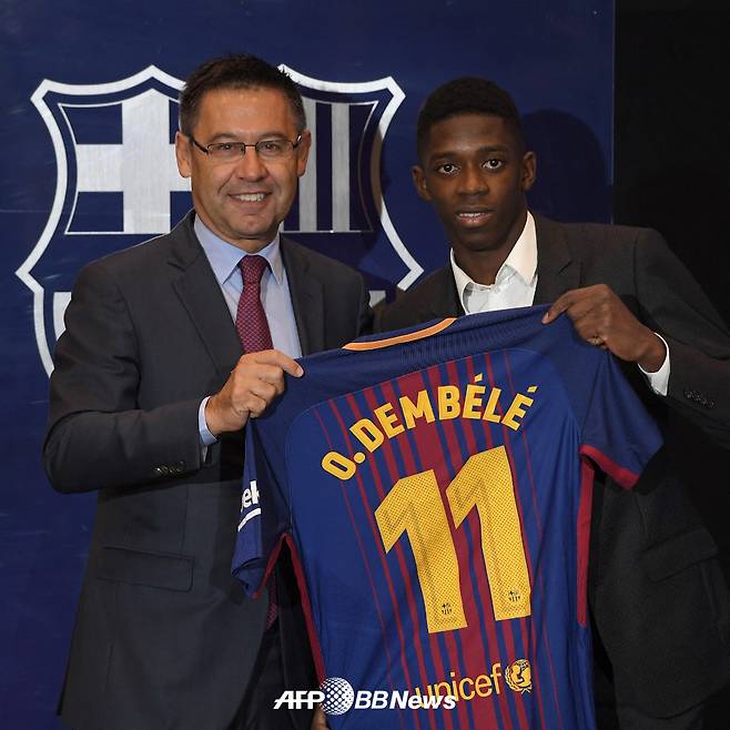 지난 2017년 1억 4800만 유로의 이적료를 통해 도르트문트를 떠나 바르셀로나로 이적했던 우스만 뎀벨레(오른쪽). /AFPBBNews=뉴스1