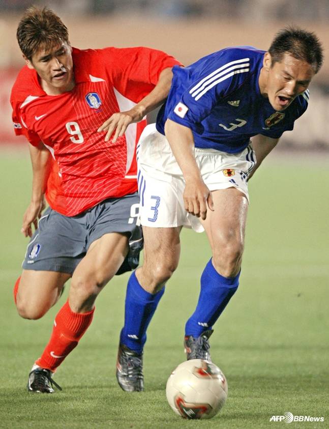 2003년 설기현(왼쪽)과 경합을 펼치는 현역 시절 아키타 감독. /AFPBBNews=뉴스1