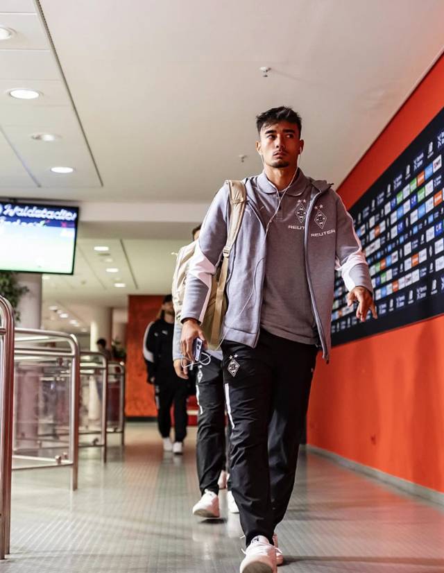 경기장에 들어서는 옌스 카스트로프. /사진=보루시아 묀헨글라트바흐 SNS