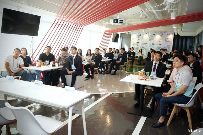 신인 선수들이 부모님과 함께 경기 전 교육을 받고 있다. /사진=KT 위즈 제공