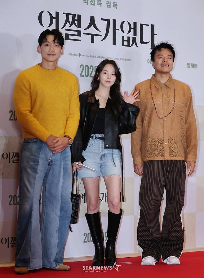 정지훈, 안소희, 박진영이 22일 오후 서울 CGV용산아이파크몰에서 진행된 영화 '어쩔수가 없다'(감독 박찬욱) VIP시사회에 참석해 포즈를 취하고 있다.  '다 이루었다'고 느낄 만큼 삶이 만족스러웠던 회사원 만수(이병헌)가 덜컥 해고된 후, 아내와 두 자식을 지키기 위해, 어렵게 장만한 집을 지켜내기 위해, 재취업을 향한 자신만의 전쟁을 준비하며 벌어지는 이야기를 그린 작품 '어쩔수가없다'는 오는 24일 개봉한다. /2025.09.22 /사진=이동훈 photoguy@