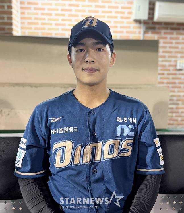 NC 김휘집이 23일 울산 롯데전 승리 후 취재진과 인터뷰를 하고 있다. /사진=양정웅 기자