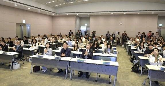 ‘2025 동아AI포럼’ 참석자들이 내빈 축사를 듣고 박수를 치고 있다. 조영철 기자