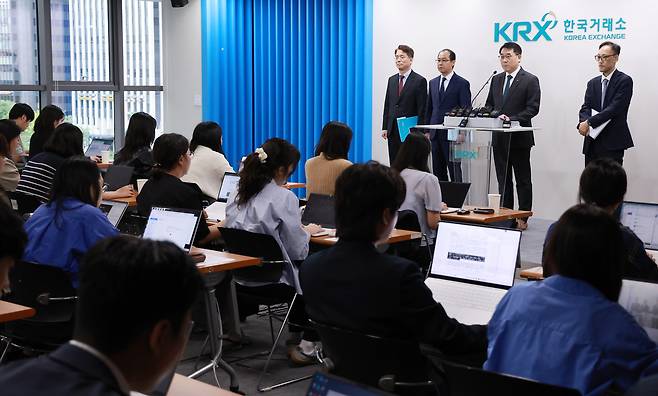 이승우 주가조작 근절 합동대응단장이 23일 서울 영등포구 한국거래소 서울사무소에서 ‘불공정거래 행위 관련 사건 1호’ 브리핑을 하고 있다. 연합뉴스