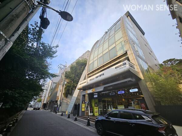 정용진 회장이 청담동 명품거리에 보유한 빌딩. 바로 뒤 스타벅스가 입점한 빌딩은 이명희 회장이 보유한 빌딩이다.&nbsp; 사진=유시혁 기자