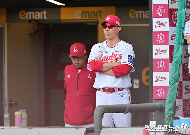 6일 오후 인천SSG랜더스필드에서 열린 '2025 신한 SOL Bank KBO리그' 삼성 라이온즈와 SSG 랜더스의 경기, SSG 이숭용 감독이 경기를 지켜보고 있다. 엑스포츠뉴스 DB
