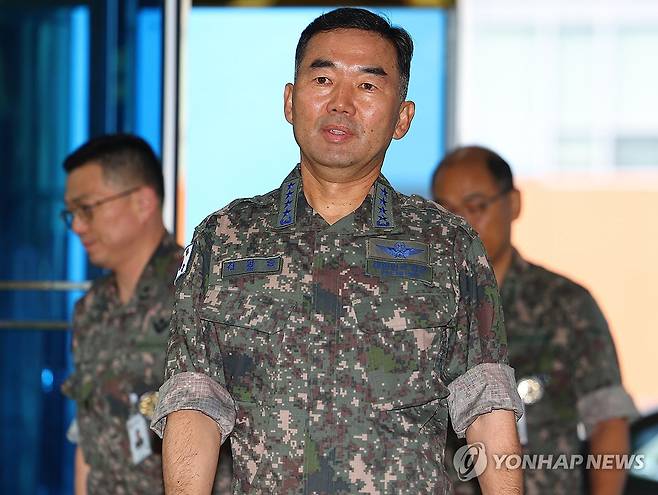 출근하는 진영승 합참의장 후보자 (서울=연합뉴스) 김도훈 기자 = 진영승 합참의장 후보자가 4일 서울 용산구 육군회관에 마련된 인사청문회 준비사무실로 첫 출근하고 있다. 2025.9.4 superdoo82@yna.co.kr