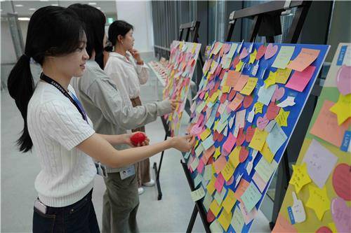 삼성바이오로직스 임직원들이 22일 진행된 '마음챙김 응원 데이' 이벤트에 참여하고 있다. [삼성바이오로직스 제공]