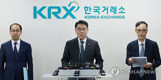 주가조작 근절 합동대응단, '1호' 사건 관련 브리핑 (서울=연합뉴스) 홍해인 기자 = 이승우 주가조작 근절 합동대응단장이 23일 서울 영등포구 한국거래소 서울사무소에서 '불공정거래 행위 관련 사건 1호' 브리핑을 하고 있다. 2025.9.23 hihong@yna.co.kr