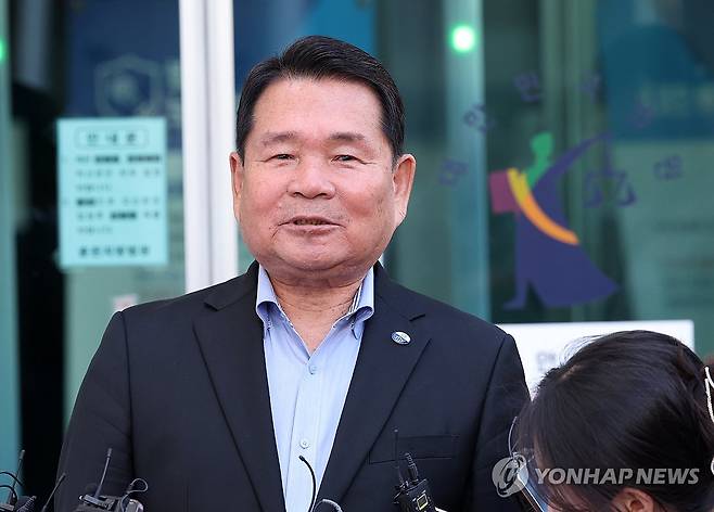 심경 밝히는 신경호 강원교육감 (춘천=연합뉴스) 양지웅 기자 = 불법선거운동과 뇌물수수 혐의로 기소된 신경호 강원특별자치도교육감이 23일 춘천지법에서 열린 선고공판에 참석한 뒤 심경을 밝히고 있다.
    신 교육감은 이날 1심에서 당선무효형에 해당하는 징역 10개월에 집행유예 2년을 선고받았다. 2025.9.23 yangdoo@yna.co.kr