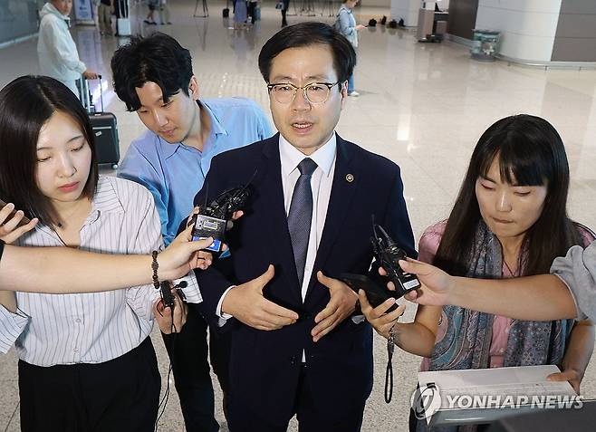 출국하는 여한구 통상교섭본부장 (영종도=연합뉴스) 한종찬 기자 = 여한구 산업통상자원부 통상교섭본부장이 23일 아세안 경제장관회의 참석 및 제이미슨 그리어 미국 무역대표부(USTR) 대표 면담 등을 위해 인천국제공항 제2터미널 출국장으로 향하다 기자들의 질문을 받고 있다. 2025.9.23 saba@yna.co.kr