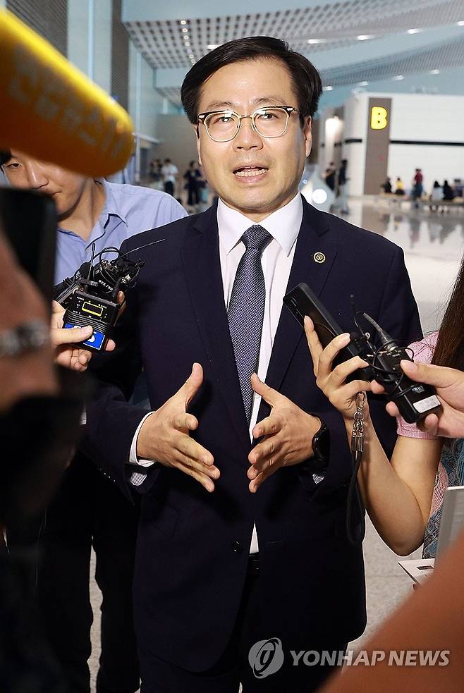 출국하는 여한구 통상교섭본부장 (영종도=연합뉴스) 한종찬 기자 = 여한구 산업통상자원부 통상교섭본부장이 23일 아세안 경제장관회의 참석 및 제이미슨 그리어 미국 무역대표부(USTR) 대표 면담 등을 위해 인천국제공항 제2터미널 출국장으로 향하다 기자들의 질문을 받고 있다. 2025.9.23 saba@yna.co.kr