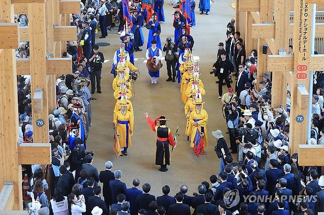 오사카 엑스포장서 펼쳐진 조선통신사 행렬 (서울=연합뉴스) 지난 13일 일본 오사카·간사이 만국박람회(오사카 엑스포)에서 '한국의 날'을 맞아 조선통신사 행렬을 재현한 길놀이가 펼쳐지고 있다. 2025.5.14 [국립해양유산연구소 제공. 재판매 및 DB 금지] photo@yna.co.kr