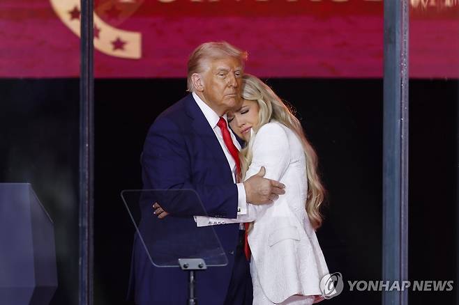 찰리 커크의 부인 에리카 위로하는 트럼프 대통령 [EPA=연합뉴스 자료사진. 재판매 및 DB 금지]