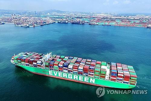 8월 초 칭다오 항에서 접안을 기다리고 있는 컨테이너선 [AFP 연합뉴스 자료사진. 재판매 및 DB 금지]