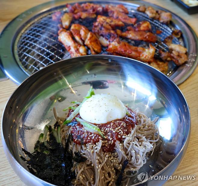 춘천 막국수와 닭갈비 [연합뉴스 자료사진]