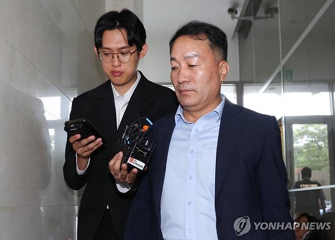 김계환 6번째 피의자 조사 (서울=연합뉴스) 서명곤 기자 = 직권남용 및 모해위증 등 혐의를 받는 김계환 전 해병대사령관이 23일 서울 서초구 이명현 순직해병 특별검사팀 사무실에 조사받기 위해 출석하고 있다. 2025.9.23 seephoto@yna.co.kr