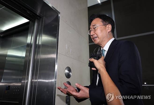 질문에 답하는 신범철 전 국방부 차관 (서울=연합뉴스) 김성민 기자 = 신범철 전 국방부 차관이 14일 서울 서초구 순직해병특별검사팀 사무실로 출석하며 취재진 질문에 답하고 있다. 2025.9.14 ksm7976@yna.co.kr