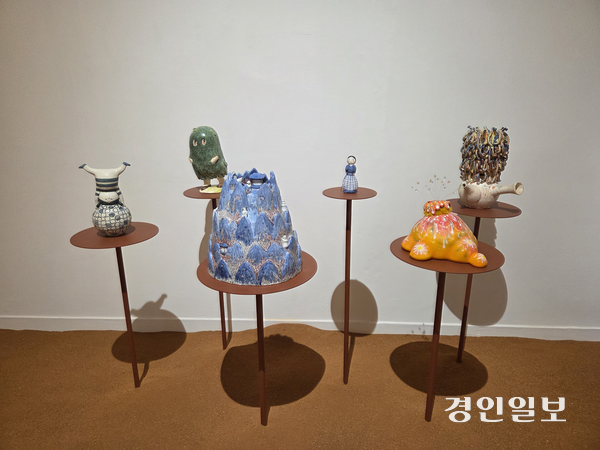 (왼쪽부터) 양혜정 작가 作 ‘즐거움의 균형’, 박선영 작가 作 ‘위장엄마’, 이준성 작가 作 ‘금강산×유토피아’, 김운희 작가 作 ‘흙꼭두 시리즈’, 김예지 작가 作 ‘마침내, 찬란한’, 조윤상 작가 作 ‘엮어진 자아(노동의 유희)’. 2025.9.22 /이시은기자see@kyeongin.com