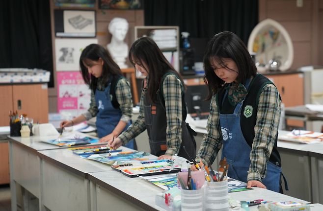 ▲&nbsp;안산디자인문화고등학교 학생들이 수업을 받고 있다./사진제공=안산디자인문화고등학교